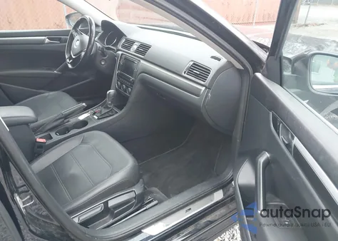 2017 Volkswagen Passat 1.8T R-Line z USA, uszkodzony, nr VIN 1VWDT7A32HC025595